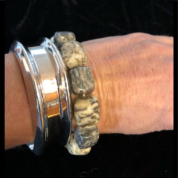 Jewelry - Beautiful stretch multi-stone bracelet